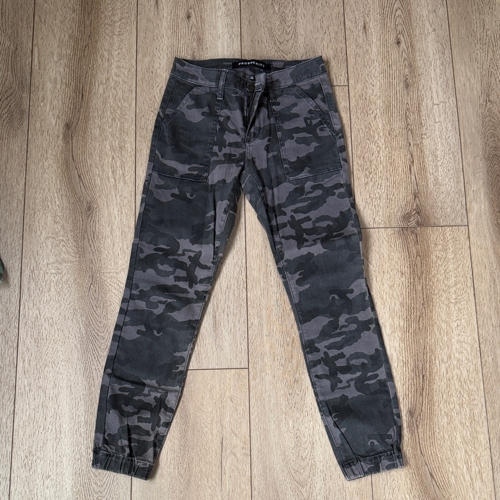 Women's Black Gray Camo Jogger Jeans